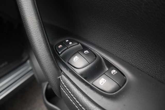 Nissan Qashqai 1.3 DIG-T N-Connecta SUV 5dr Petrol Manual Euro 6 (s/s) (140 ps)